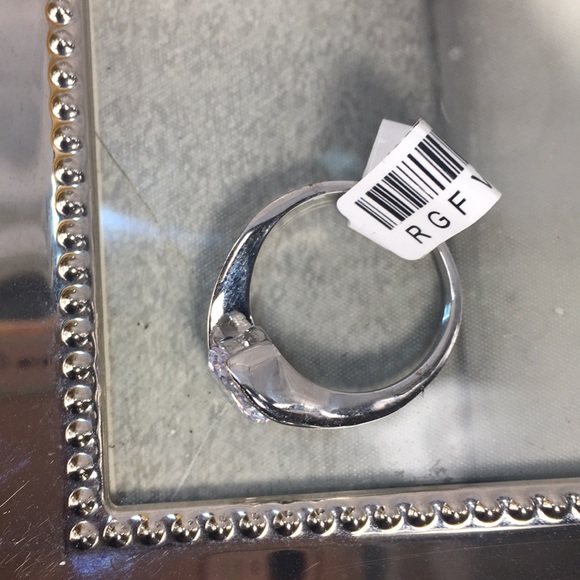 ❤️Stunning Simulated Diamond Ring - Picture 7 of 8